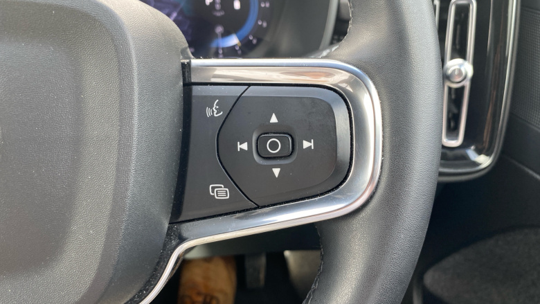 Volvo XC40 2.0 B4P Plus Dark 5dr Auto Petrol Estate